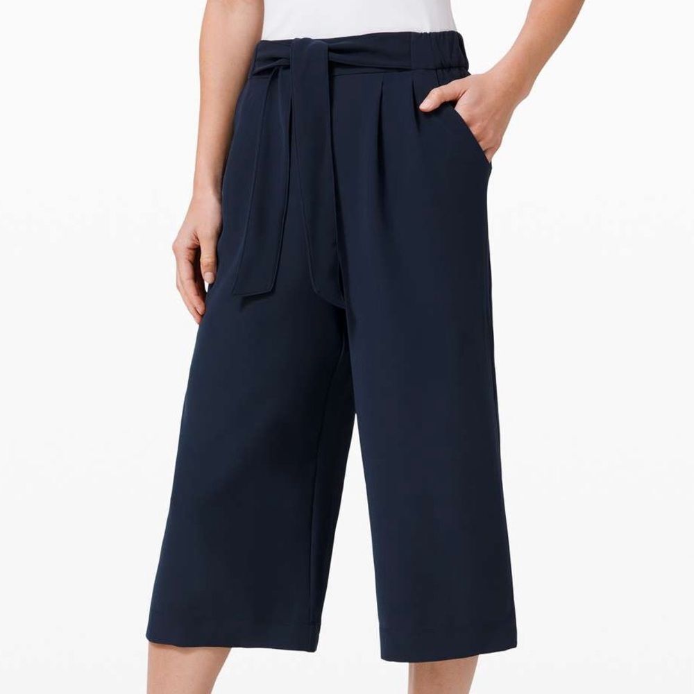 Lululemon Noir Crop In True Navy Size 10